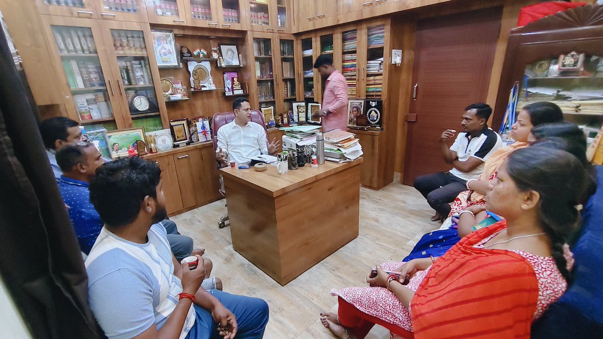 gmail_nirmalya's tweet photo. আজকে চুঁচুড়া বিধানসভার অন্তর্গত কোদালিয়া ২নং গ্রাম পঞ্চায়েতের ১১২,১১৩,১১৪,১১৫,১১৬ বুথের জনপ্রতিনিধিদের কে নিয়ে আসন্ন বিধানসভা নির্ধাচনে আমাদের দলীয় প্রার্থী @ItsYourDev কে জেতানোর জন্য আলোচনা সভাতে  আমরা।।
যতোই করো হামলা
#AbarJitbeBangla #BoycottBJP #khelases #JoyBangla #MaMatiManush #NoVoteForBJP 
#follower
@abhishekaitc