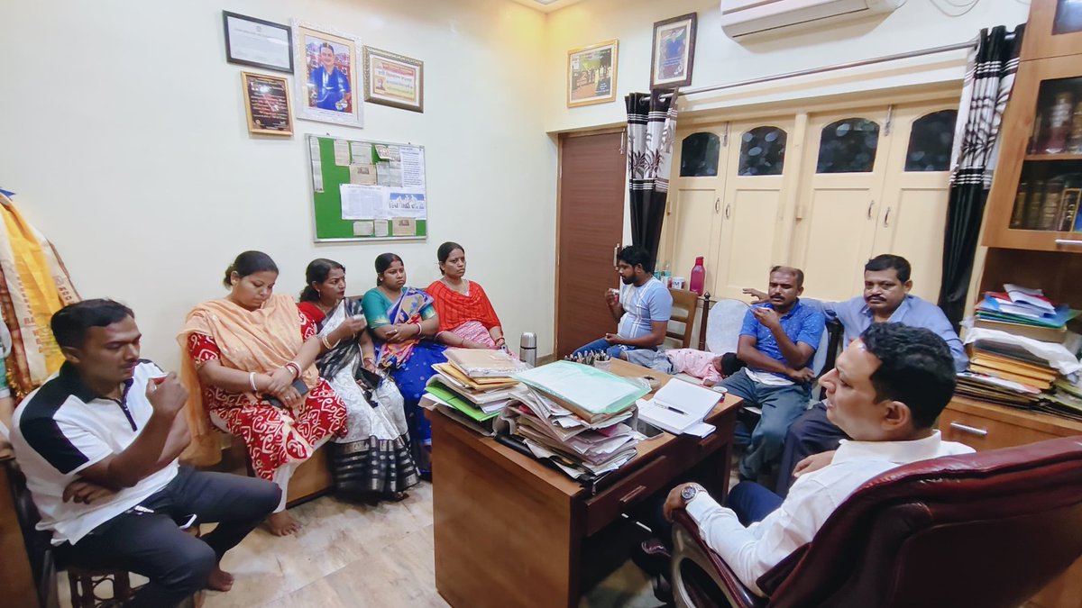 gmail_nirmalya's tweet photo. আজকে চুঁচুড়া বিধানসভার অন্তর্গত কোদালিয়া ২নং গ্রাম পঞ্চায়েতের ১১২,১১৩,১১৪,১১৫,১১৬ বুথের জনপ্রতিনিধিদের কে নিয়ে আসন্ন বিধানসভা নির্ধাচনে আমাদের দলীয় প্রার্থী @ItsYourDev কে জেতানোর জন্য আলোচনা সভাতে  আমরা।।
যতোই করো হামলা
#AbarJitbeBangla #BoycottBJP #khelases #JoyBangla #MaMatiManush #NoVoteForBJP 
#follower
@abhishekaitc
