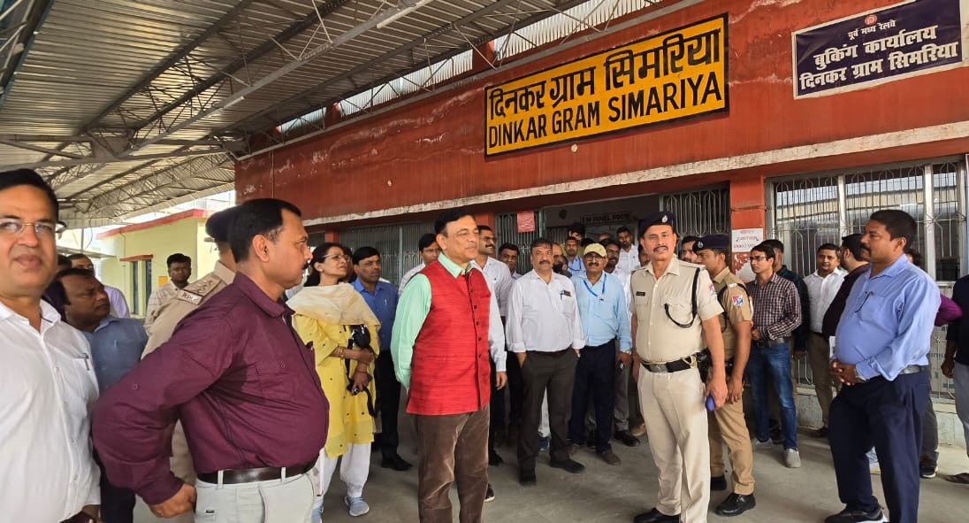 ECRlyHJP's tweet photo. महाप्रबंधक श्री छत्रसाल सिंह द्वारा आज दिनकर ग्राम सिमरिया स्टेशन का निरीक्षण कर स्टेशन पर उपलब्ध विभिन्न यात्री सुविधा, सुरक्षा, संरक्षा आदि से जुड़े विविध पहलुओं का गहन जायजा लिया गया । निरीक्षण के दौरान सोनपुर मंडल के मंडल रेल प्रबंधक श्री अमित सरन एवं अन्य अधिकारीगण उपस्थित थे ।