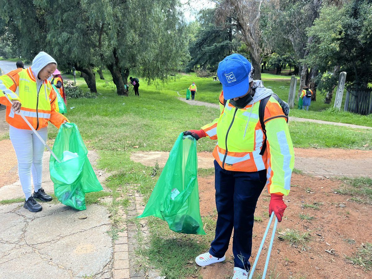 Today, we are on the ground at Pieter Roos Park as part of our ongoing G13 operations focused on revitalising the CBD. Our teams are hard at work cleaning, maintaining, and restoring this important public space—because a cleaner, safer Jozi starts with all of us. #G13Fridays