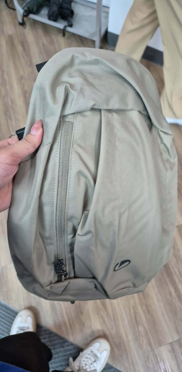 hellooo, ask ko lang po if pwede mini backpack like this sa con? thank uuu