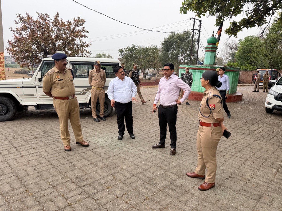 श्रीमान जिलाधिकारी जनपद हमीरपुर व पुलिस अधीक्षक हमीरपुर, द्वारा ईद-उल-फितर  (अलविदा की नमाज) के दृष्टिगत थाना मौदहा क्षेत्र में स्थित प्रमुख मस्जिदों, मीरा तालाब, अलाव मैदान आदि का निरीक्षण किया गया। इस दौरान उन्होंने सुरक्षा व्यवस्था का जायजा लिया और मौके पर तैनात पुलिस बल को
