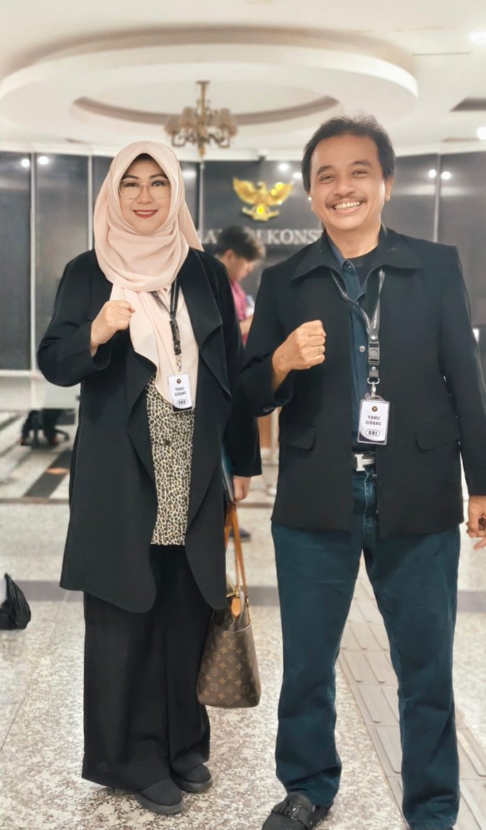 -Kini kami Dwitunggal-

Sejak awal langkah ini dimulai, ketika jalan masih gelap, ketika suara-suara kebenaran terasa seperti berbisik di tengah badai yang paling menguatkan kami, saya dan Rismon, yang waktu itu masih waras, adalah Mas Roy.

Ia tidak sekadar hadir. Ia mengayomi.