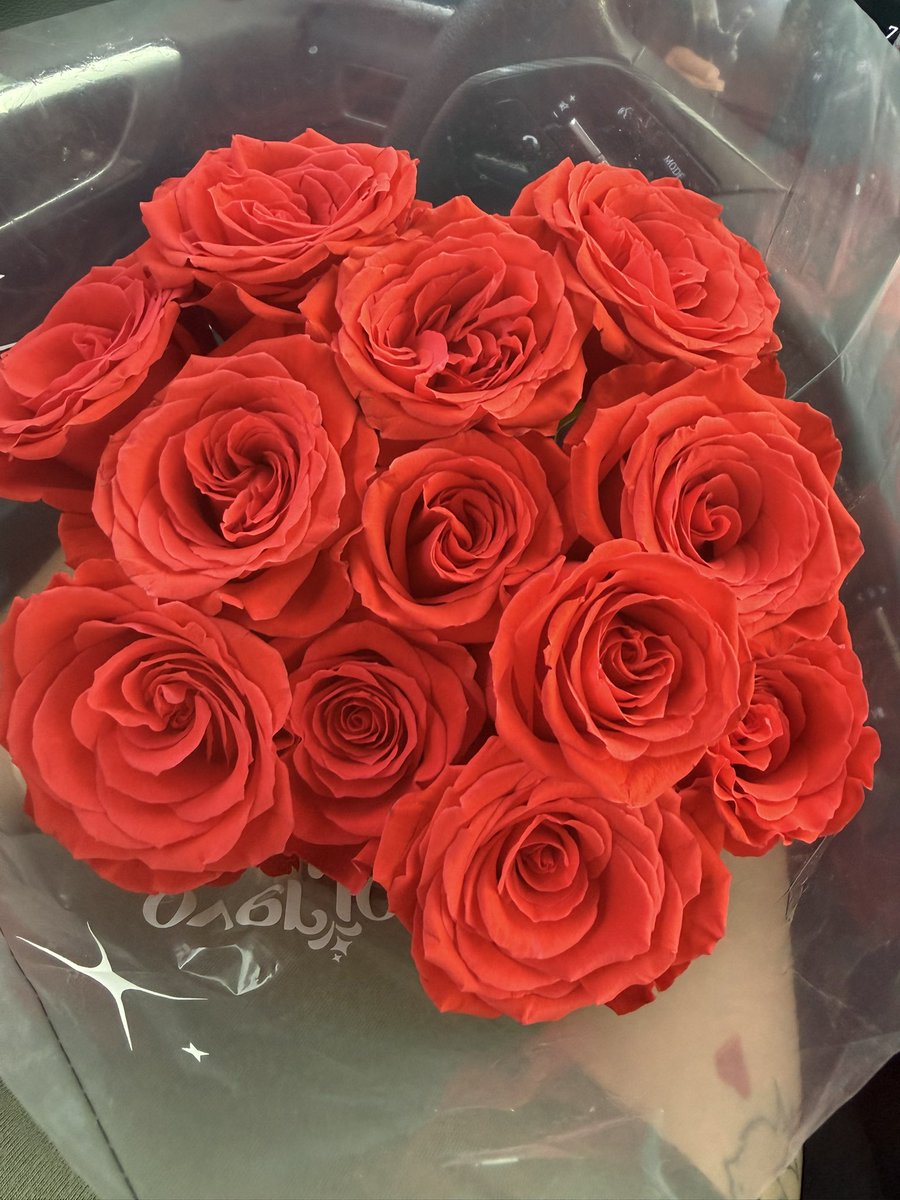 killahrazo's tweet photo. And then yesterday he got me some flowers.  He said for my baybeeee 💙 https://t.co/pcoy0gYH3L