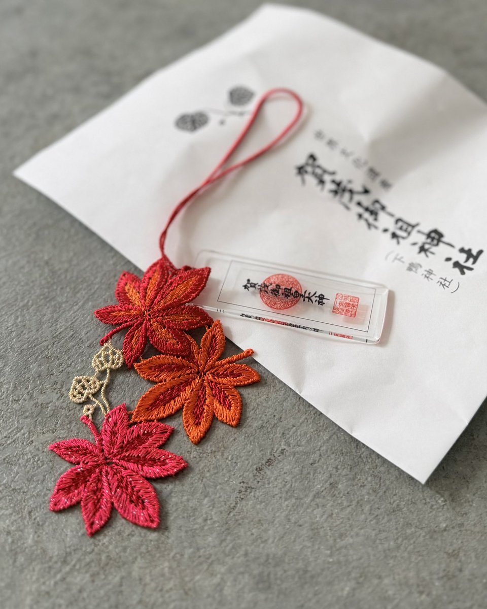 報告各位！
香港區馬卡朧的御守到了！
比你們多等了3個月…
但在象徵春天真正開始的春分這天收到也很有意思～

然後我想講
剛剛一打開紙袋時
看到是橘紅色就已經開始哭了
真的很喜歡很喜歡這楓葉
謝謝你用心為我們選了這麼漂亮的御守
已經收到了最大的運氣和祝福
這一年一定會很順利的

#朧來誇