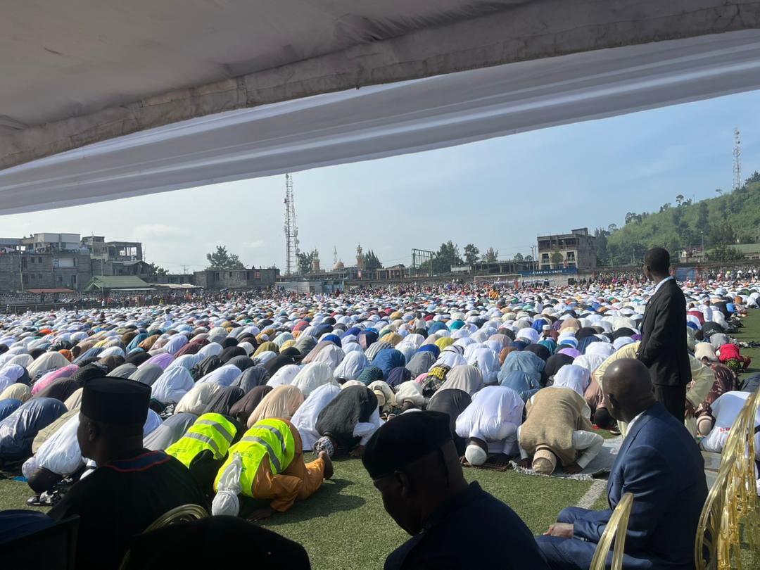 AshekAsha73077's tweet image. #Goma: Ce vendredi 20 mars 2026, À l'occasion de l'Aïd el-Fitr, célébrée au stade de l'Unité, le coordonnateur de l’AFC/M23 @Corneille Nangaa a appelé à la cohésion sociale et au vivre-ensemble. Devant les fidèles musulmans, il a salué les valeurs de discipline, de solidarité et