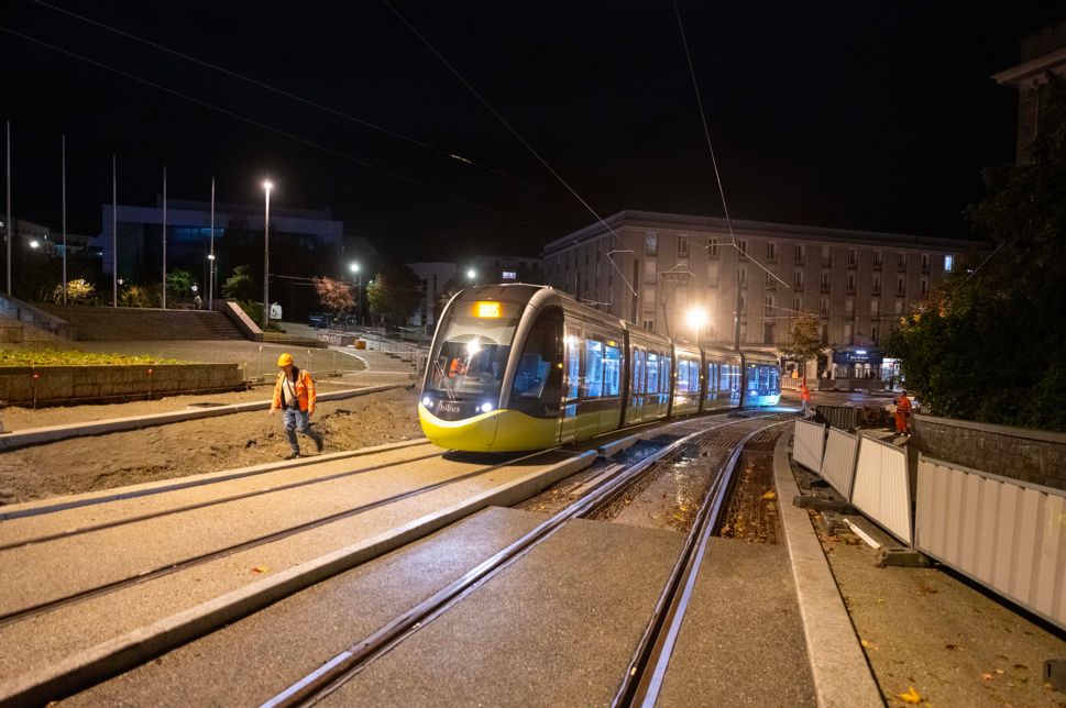 Equans_France's tweet photo. 🚊 Equans France modernise le réseau tram, bus et éclairage public de Brest (29).

Bouygues Energies & Services, Systrans, et Ineo, entités d’Equans France contribuent au projet métropolitain « Mon réseau grandit », piloté par BMa - Brest Métropole aménagement pour Brest Métropole : un programme d’envergure qui transforme la mobilité, renforce la performance énergétique et améliore le cadre de vie des habitants. 🌍✨

Ce chantier majeur intègre la nouvelle ligne B du tramway, la ligne D des bus “BHNS” (Bus à Haut Niveau de Service), la création de pôles multimodaux, 12 km de pistes cyclables et la modernisation complète de l’éclairage public, le long du corridor.

Nos équipes relèvent des défis techniques exigeants : cohabitation des modes de transport, fiabilité des systèmes critiques, supervision en temps réel, rénovation des réseaux et respect des délais dans un environnement urbain dense.

Trois expertises Equans France sont mobilisées sur ce projet :
✅ Bouygues Energies & Services - Transport Urbain et Routier pour les systèmes courants faibles, le SIV (Système d’Information Voyageur), la vidéoprotection et la GTC (Gestion Technique Centralisée).
✅ Bouygues Energies & Services et Ineo pour la rénovation de l’éclairage public, l’enfouissement des réseaux et l’installation de LED télégérées.
✅ Systrans pour l’intégration du SAEIV (Système d’Aide à l’Exploitation et à l’Information Voyageurs), véritable tour de contrôle du réseau.

📊 Chiffres clés du projet « Mon réseau grandit » :
• Mise en service : 14 février 2026
• Tram B : 5,1 km – 8 rames
• BHNS D : 4,3 km – 9 bus
• 7 pôles multimodaux
• 12 km de pistes cyclables
• 50 km de fibre optique
• 84 caméras de vidéoprotection
• 51 bornes et panneaux d’information voyageurs
• 758 mâts d’éclairage modernisés
• 29 armoires d’éclairage rénovées

Un projet structurant qui illustre la capacité d’Equans France à intégrer des solutions techniques complexes au service d’une mobilité durable, fiable et performante.

#Transport #Éclairage #Réseau
