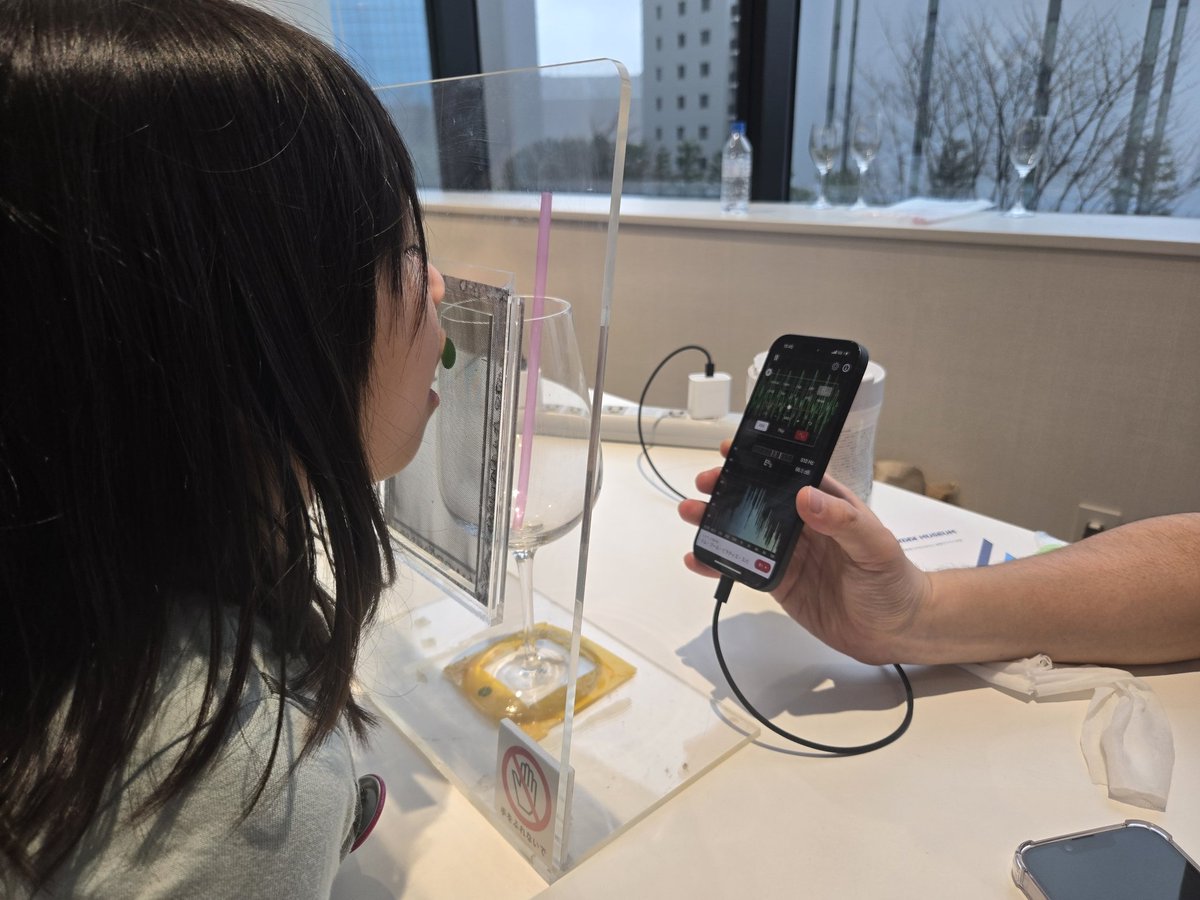 picoton's tweet photo. NHK Eテレ「大科学実験 KDDIミュージアム」の体験展示会へ！

声でワイングラスを割る実験や、長～い糸電話での会話。
スピーカーを改造して発電したり、モールス信号を学んだりと盛り沢山の内容で、4時間たっぷり楽しめました。 https://t.co/64nFMFNQF8