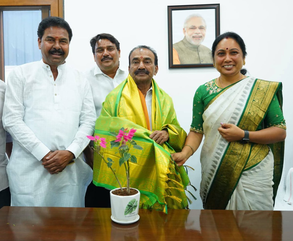 Sandyaranibjp's tweet photo. తెలంగాణ ఉద్యమంలో అచంచల పోరాట యోధుడు, మల్కాజిగిరి పార్లమెంట్ సభ్యులు శ్రీ ఈటల రాజేందర్ అన్నగారికి హృదయపూర్వక జన్మదిన శుభాకాంక్షలు... 🎉💐 💐
#EtelaRajender #HappyBirthday #Telangana #Malkajgiri https://t.co/3JB754P3eV
