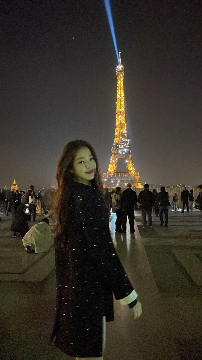 eta_class's tweet photo. 파리에서
홀연듯사라진x자친구
4년간연락두절되다가
집앞쓰레기더미에쓰러져있으면어떡할거임…. https://t.co/XITvmhejFR