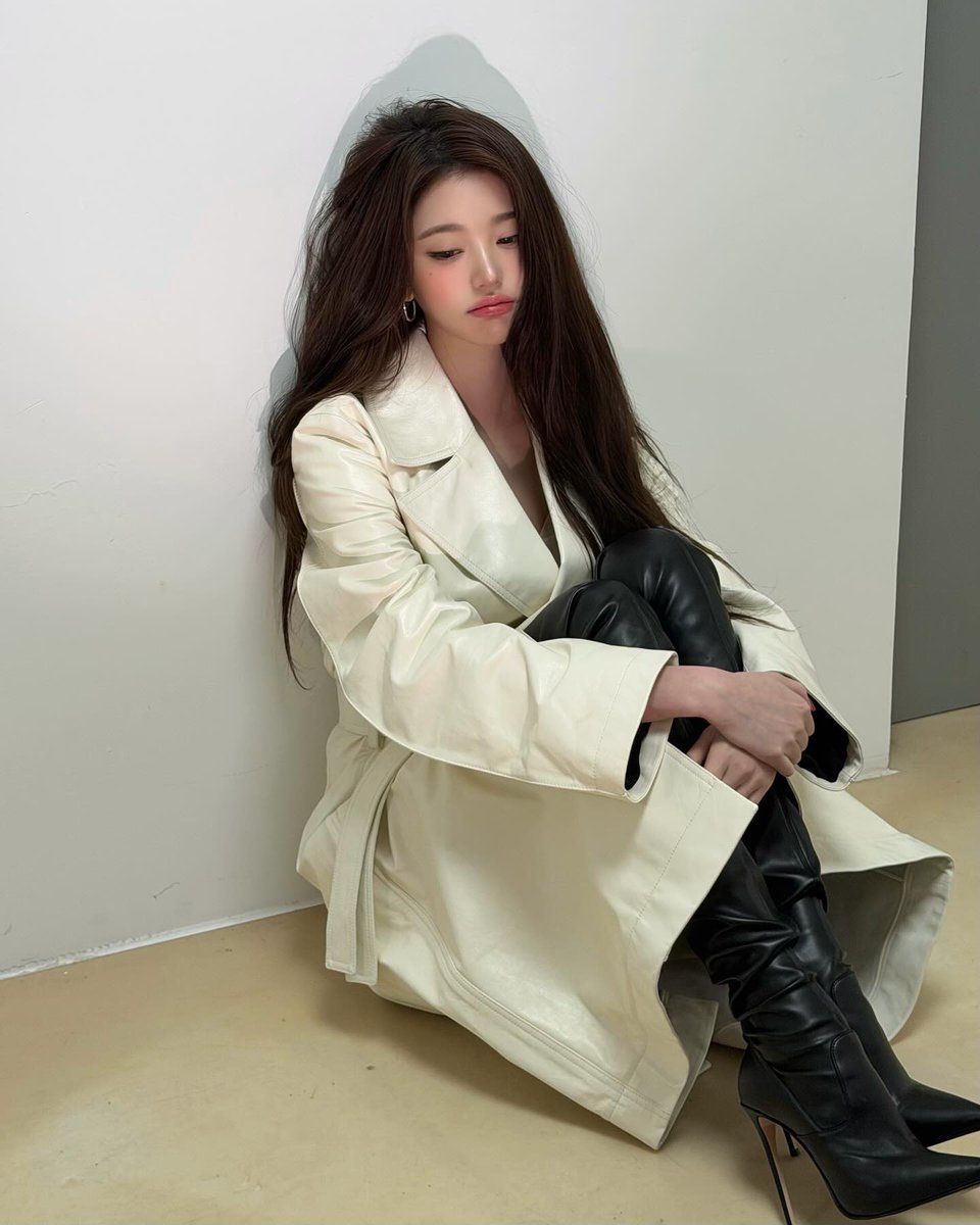 eta_class's tweet photo. 파리에서
홀연듯사라진x자친구
4년간연락두절되다가
집앞쓰레기더미에쓰러져있으면어떡할거임…. https://t.co/XITvmhejFR