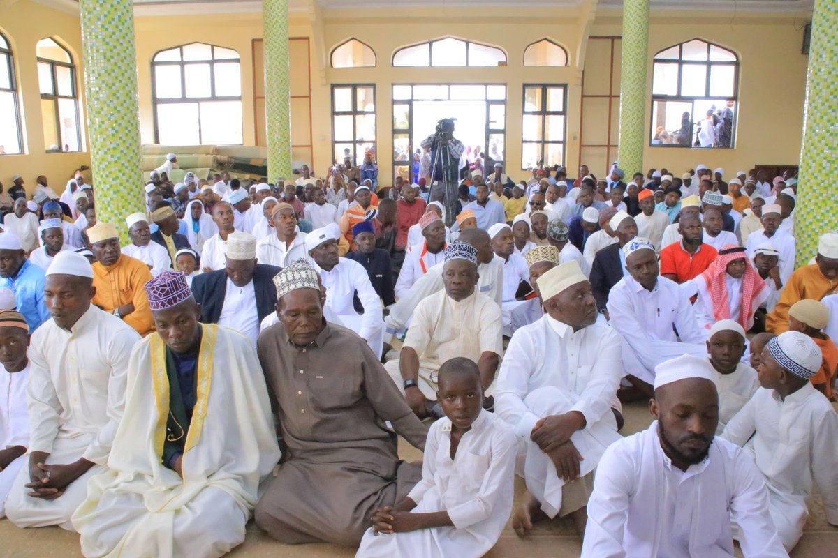 cpmayiga's tweet photo. Twebaza Katonda ku lwa bannaffe Abasiraamu abamazeeko okusiiba omwezi gwa Ramadhan, mbakulisa okutuuka ku lunaku lwa Eid El-Fitr.

Leero nneetabye mu kusaala esswala ya Eid mu muzikiti gw'e Kabasanda mu Butambala okubeera wamu n'abaddu ba Allah mu kukuza olunaku luno. https://t.co/QLJDskfkYY