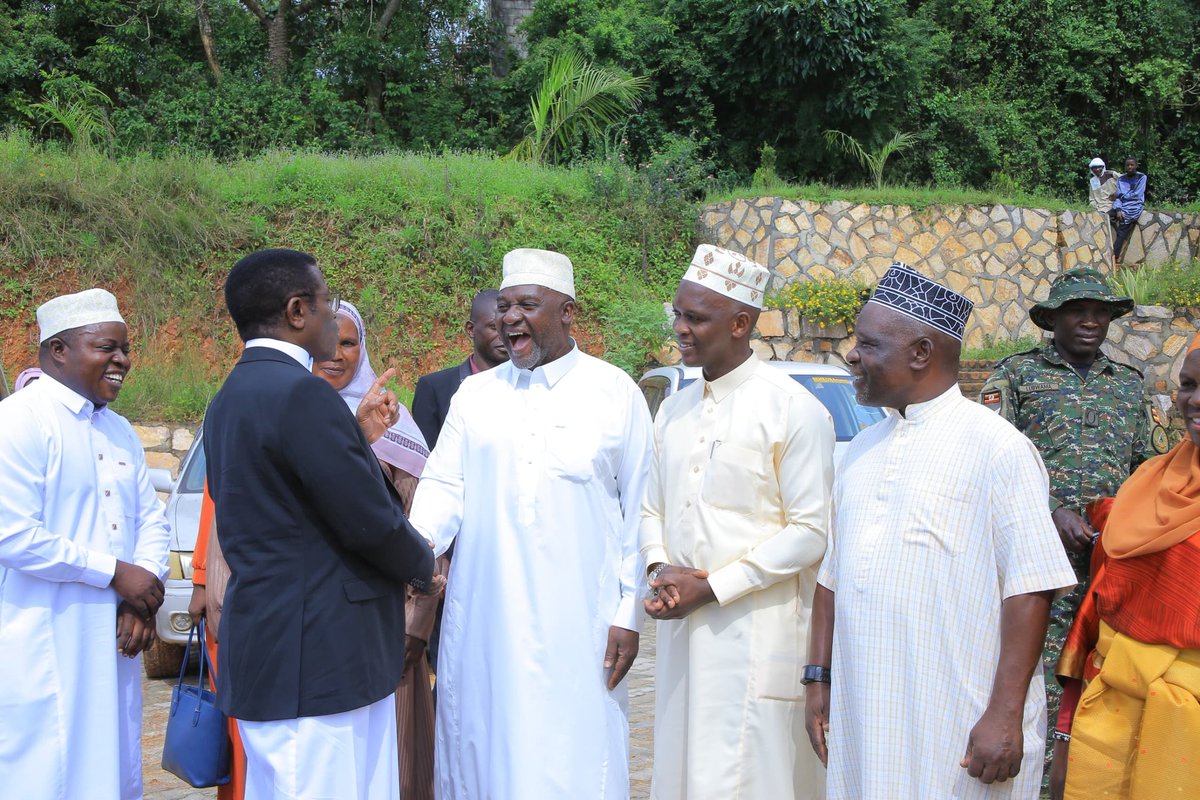cpmayiga's tweet photo. Twebaza Katonda ku lwa bannaffe Abasiraamu abamazeeko okusiiba omwezi gwa Ramadhan, mbakulisa okutuuka ku lunaku lwa Eid El-Fitr.

Leero nneetabye mu kusaala esswala ya Eid mu muzikiti gw'e Kabasanda mu Butambala okubeera wamu n'abaddu ba Allah mu kukuza olunaku luno. https://t.co/QLJDskfkYY