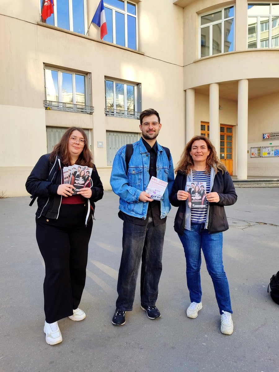 En action ce matin devant les écoles ! 

👉 Pour que chaque enfant puisse partir au moins une fois en vacances, #DimancheJeVoteLFI pour #FaireMieuxPourLaMetropoleDeLyon !