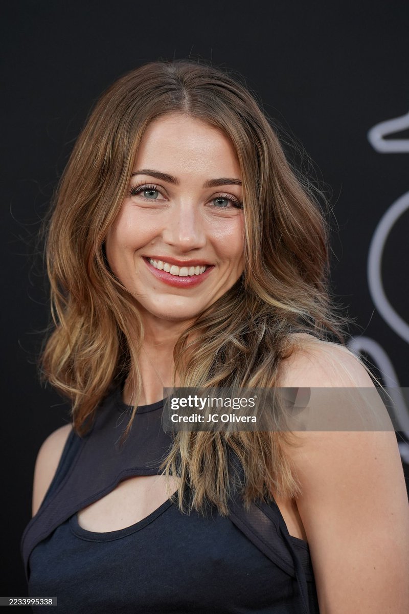 ScarletSpeeds16's tweet photo. This user is in love with Emily Rudd ❤️ https://t.co/IrTfX4B472