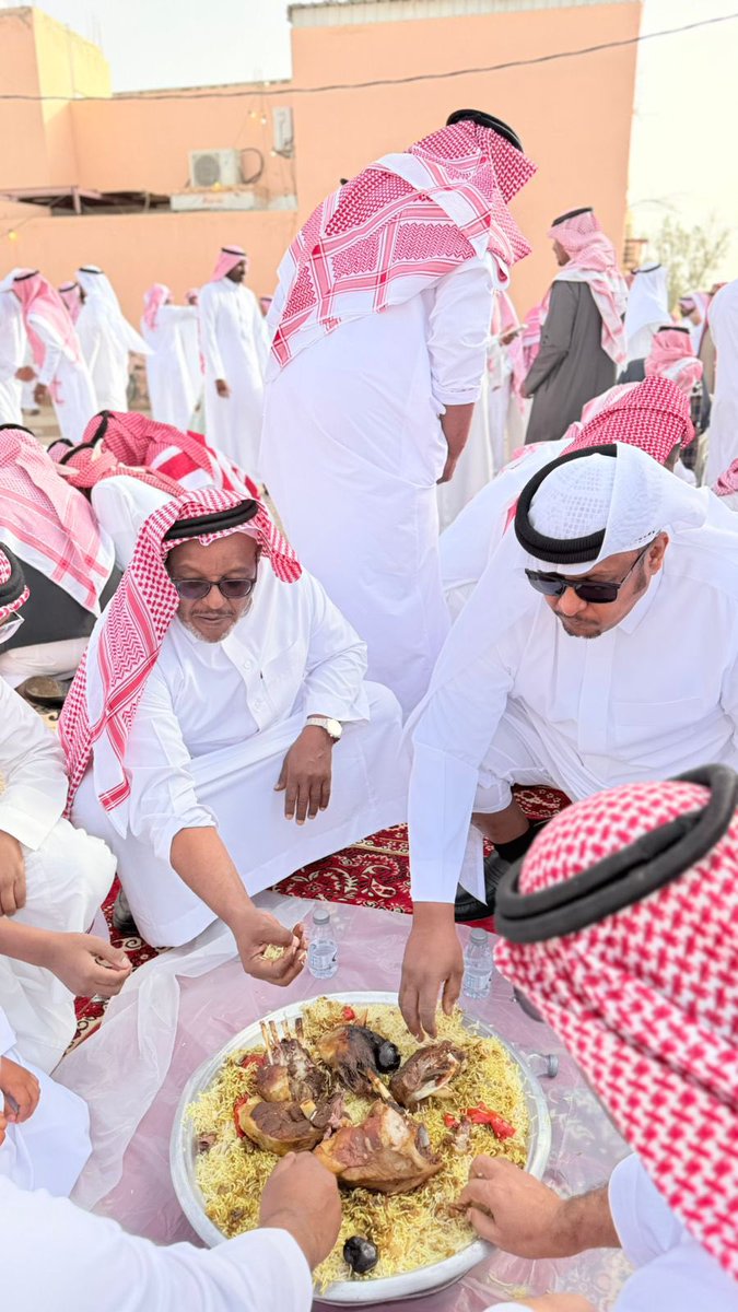 احتفل #اهالي_خضيراء كعادتهم السنوية وبموروثهم القديم الذي استمر سنوات طويلة وهم يحملون هذا الإرث على عاتقهم بعيد الفطر المبارك 
             بتسامتهم تسبق كشختهم
وسفرتهم الدائمة حاضرة في كل زمان ومكان
             مادري نهنيهم باالعيد اونهنئ العيد 
#جمعية_التنمية_الاهلية_بخضيراء