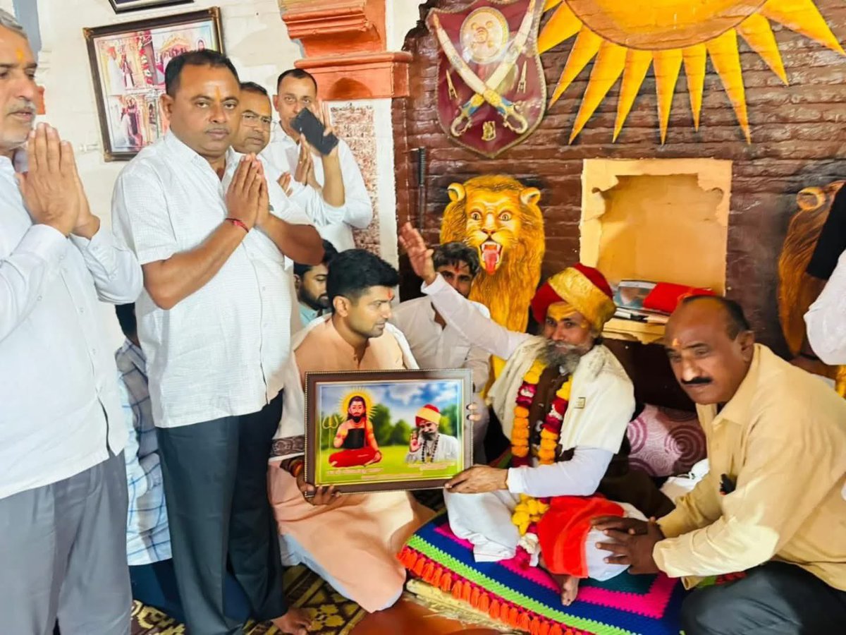 DrPrashantkorat's tweet photo. આજરોજ બનાસકાંઠા જિલ્લાના દેવ દરબાર ઓગડનાથ મંદિરે તેમજ જાજાવાડા વાળીનાથ ખાતે દર્શન કરી ધન્યવતા અનુભવી.

આ અવસરે પૂજ્ય ગુરુદેવ બળદેવનાથ બાપાના પણ આશીર્વાદ પ્રાપ્ત કર્યા. https://t.co/lFxFzNysiE