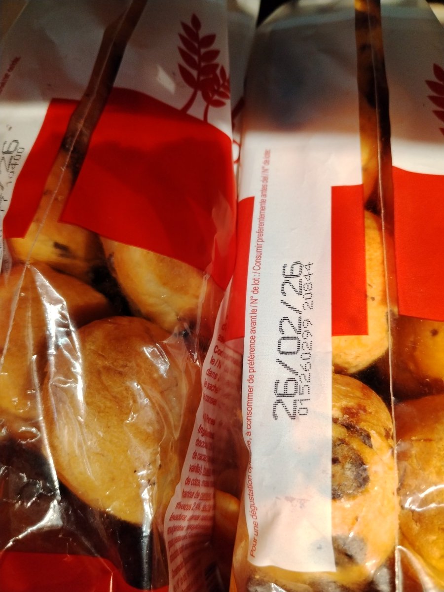 Isazou3's tweet photo. Foto d'hier 19 mars, plusieurs lots petits pains lait pépites chocolat avec date largement dépassée en rayon chez @CarrefourFrance problème signalé déjà le 5 mars sur leur compte Facebook de ma commune mais aucune réponse de leur part ou action en magasin.
Post 1/2 https://t.co/5zd5PHGlI0