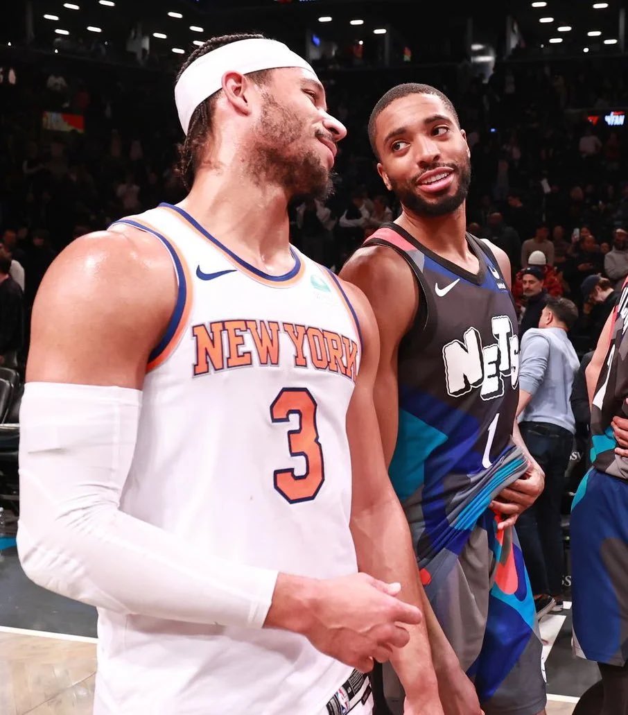 KnicksNationFr's tweet image. Les Knicks vont rendre visite ce soir à leurs voisins.

Pour aller chercher un 46eme victoire en régulière?
Pour essayer de retrouver le Mikal perdu ? 
Les 2 ?
Aucun des deux ? 

Réponse cette nuit.

#KnicksTown #LetsGoKnicks