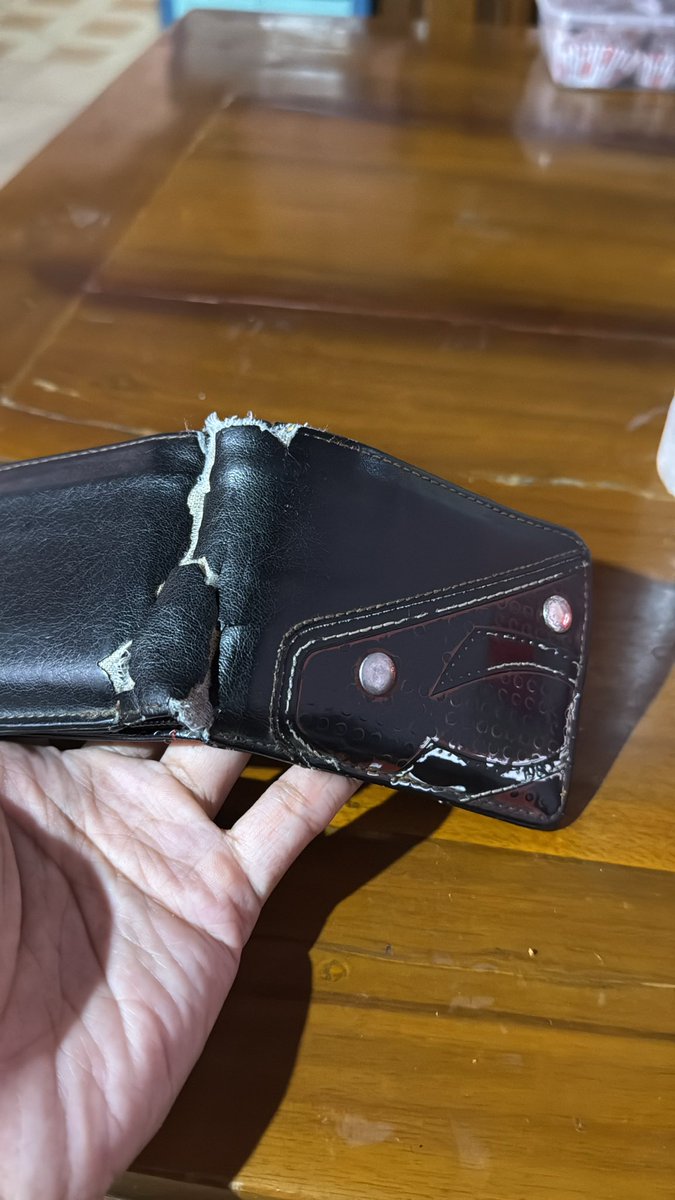 alpinliebe's tweet photo. @txtfrombrand Lupa persisnya beli tahun berapa, tapi dompet Planet Ocean ini saya beli waktu saya SMA. Berarti paling nggak udah 16 tahun lebih.

Sampai sekarang pun masih saya pakai 😅 https://t.co/2F19cNRvKQ