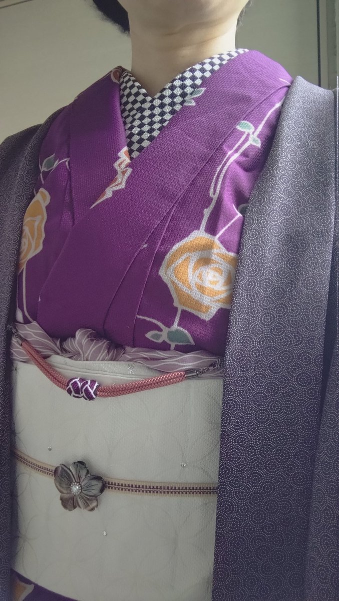 sei_kimono's tweet photo. 今日着ました　弥生美術館の女袴の展示へ行ったので大正浪漫風のちょい派手めな着物にしました　時期的に桜の帯留めでしょう！と思ったんだけど薔薇とぶつかったな…とやや反省　でも寒すぎずちょうどよかったです https://t.co/HexRdcH98f