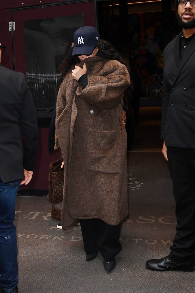 Rihanna Gallery tweet media