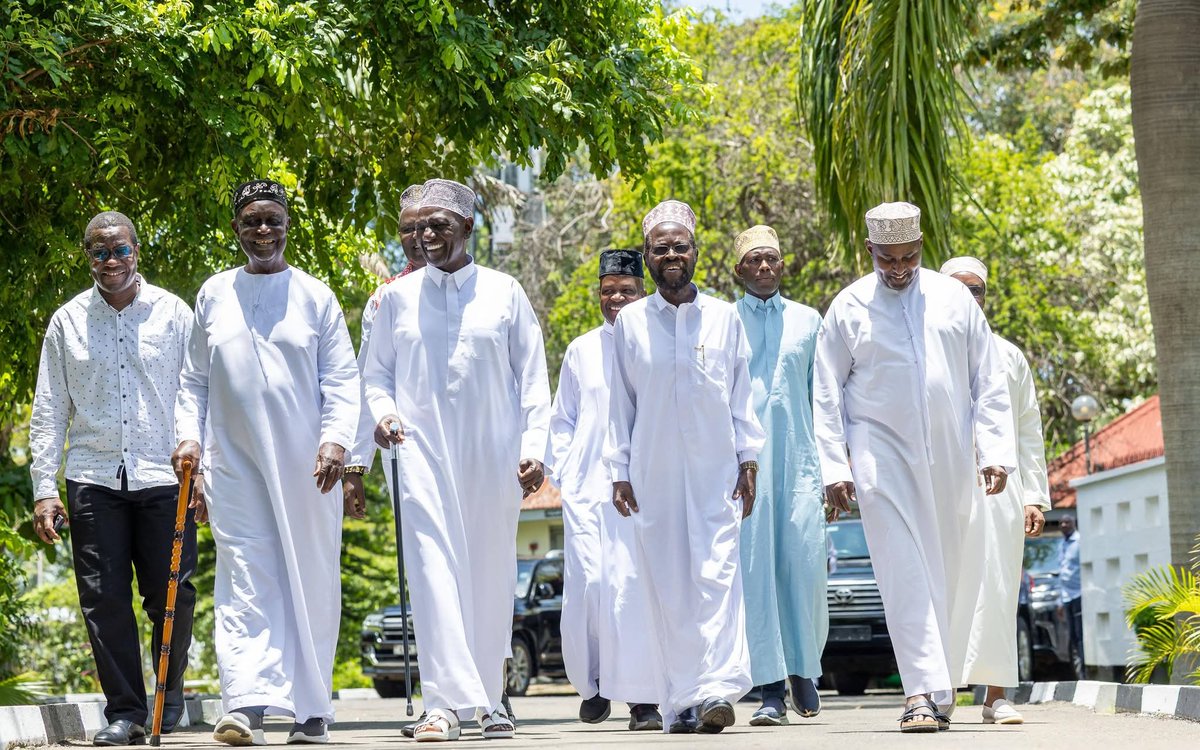 Gamechu_Ibrahim's tweet photo. Mufti, Sheikh, President, Dr. @WilliamsRuto, Sheikh Dr. @DrOburu_O, Sheikh, Professor @AnyangNyongo, Sheikh, Muadhin @JunetMohamed Mwalimu, Dr. @MigunaMiguna happy Eid al Fitr! Wishing all of you joy, peace, and blessings on this special day as well to all my Kenyan people 🇰🇪 https://t.co/KVRXKuCmGR