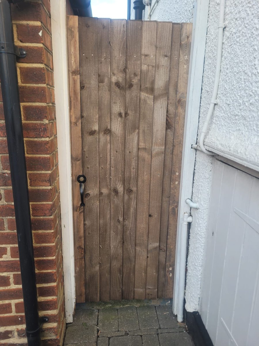 IKSLocksmiths's tweet image. A matt black night latch and  mortice dead lock installed in North London to meet insurance standards.

We also fitted a new side gate with 50mm long throw gate lock.

Call us on 0203 284 1045 to upgrade your security.

#locksmithlondon #mlalocksmith