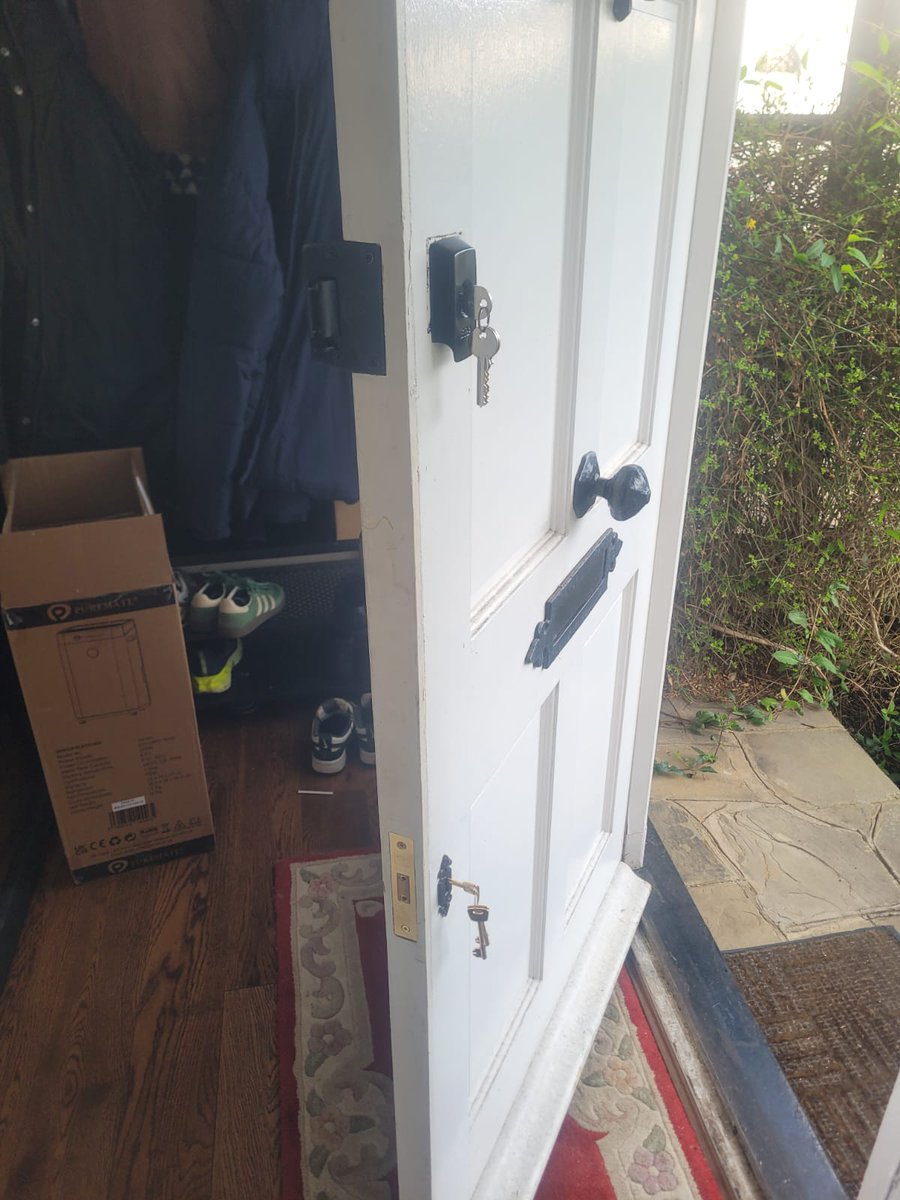 IKSLocksmiths's tweet image. A matt black night latch and  mortice dead lock installed in North London to meet insurance standards.

We also fitted a new side gate with 50mm long throw gate lock.

Call us on 0203 284 1045 to upgrade your security.

#locksmithlondon #mlalocksmith