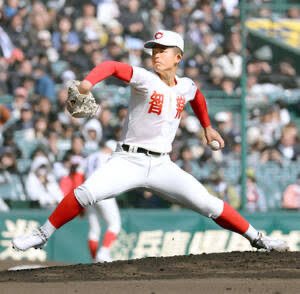 RRPTerminal's tweet photo. 智弁学園杉本投手（神戸中央シニア）

間違いなくSランクの投手
怪我さえなく志望すればプロ入りでしょう。

しかしその良さを引き出してるのは角谷捕手（前橋桜ボーイズ）
群馬から奈良智弁に行くだけの選手です。
しかも捕手で1番打者で先制タイムリー

#センバツ https://t.co/stX3lR52tg