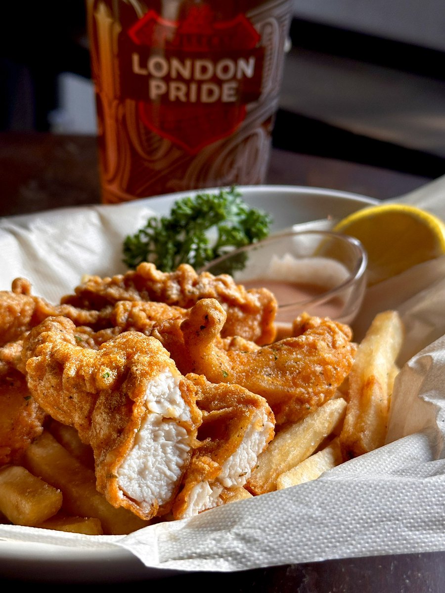 イギリスのパブの名脇役「チキングージョン」

焼き鳥好きにもお馴染み銘柄鶏の「大山どり」の旨味を存分に味わうジューシーで柔らかなスティック状のチキンフライ。
スパイシーに仕上げてるのでお酒が進んで仕方ない！

チップスを付けたチキングージョン&amp;チップスも出来ます🐔🍟