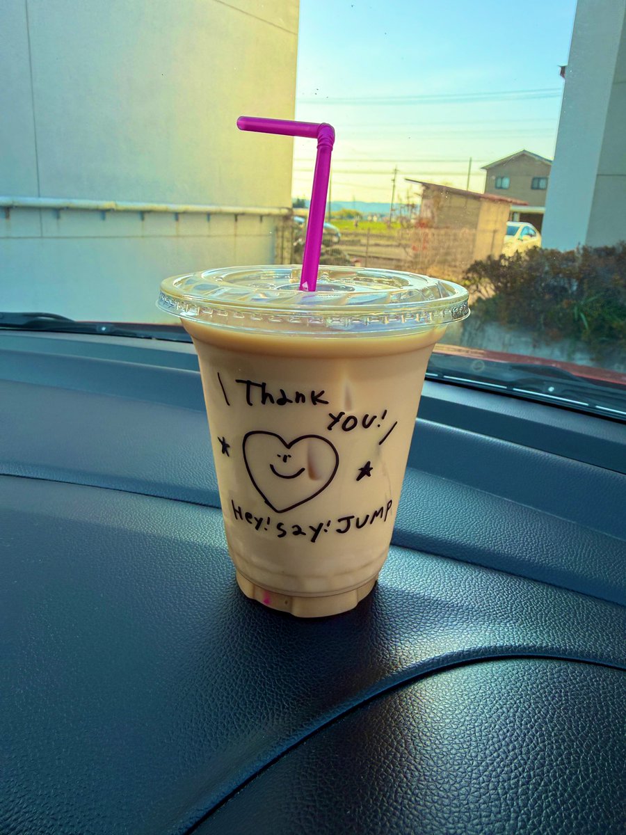 nappappi24's tweet photo. ずっと気になってた近所のケーキ屋さんにてテイクアウト🥤
店長さんがティアラ👑さんで、話し掛けてみたらとっても気さくで楽しかった♡
メンカラストローにメッセージまで書いてくれた🩷
「.ᐟって何個でしたっけ??」って初めて聞かれた…😇笑 https://t.co/ZOzpW8bxQb
