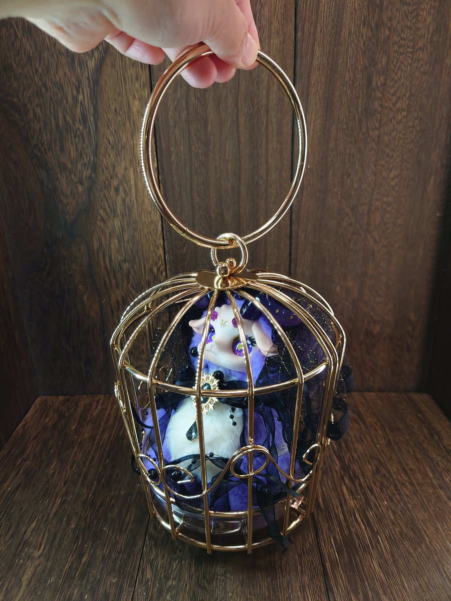 beholdcat's tweet photo. 【イベント参加のお知らせ】
開催日：2026/3/21
会場：東京ビッグサイト西館3・4
ブース番号：BEHOLD N13-14
合体参加：kemuri装飾店　N15
@aki_akinz
販売物：ドール入れたら絶対かわいい鳥籠バッグ、いつもの真鍮パーツ 鳥籠バッグは￥5000です。肩掛け用のチェーン付き。 https://t.co/D8cxaMFLEh