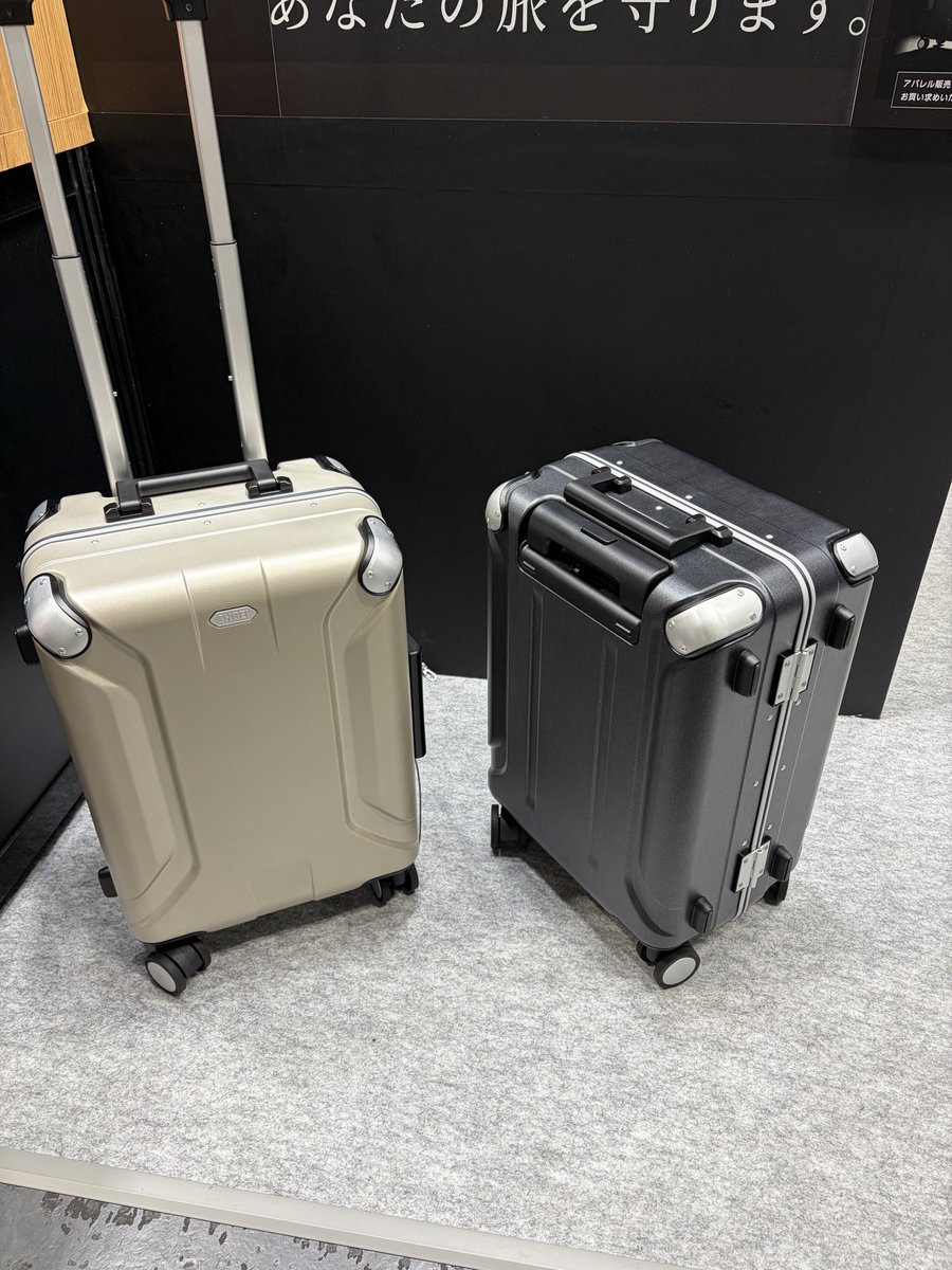 chisey_cb's tweet photo. SHOEIブースでSHOEIのキャリーケース紹介してた。
キャリーケース作ってたの！？と思ったら最近発売するらしい。機内持ち込みサイズで絶対丈夫そう😆
これめっちゃ良いな👍
#大阪モーターサイクルショー https://t.co/wVjMrsig0C
