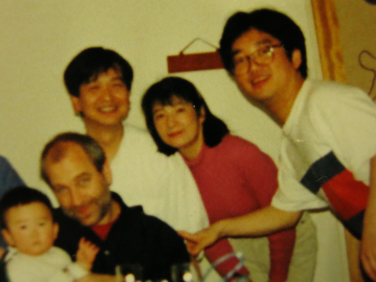 ebejunik's tweet photo. ザル時代1996,7年だと思う。
当時N響をズル休み（誤）してた栃本さん家族が来られたのでガンシュも呼んでパーティーをした。
「飯作るんで〜」
っていうと今はムノツィルのローマンとかもガンシュと遊びに来たりしたのは楽しい思い出。そういえば奴ら全員に鼻パックやらせたんだった！！！（爆） https://t.co/al7YqLwmg7