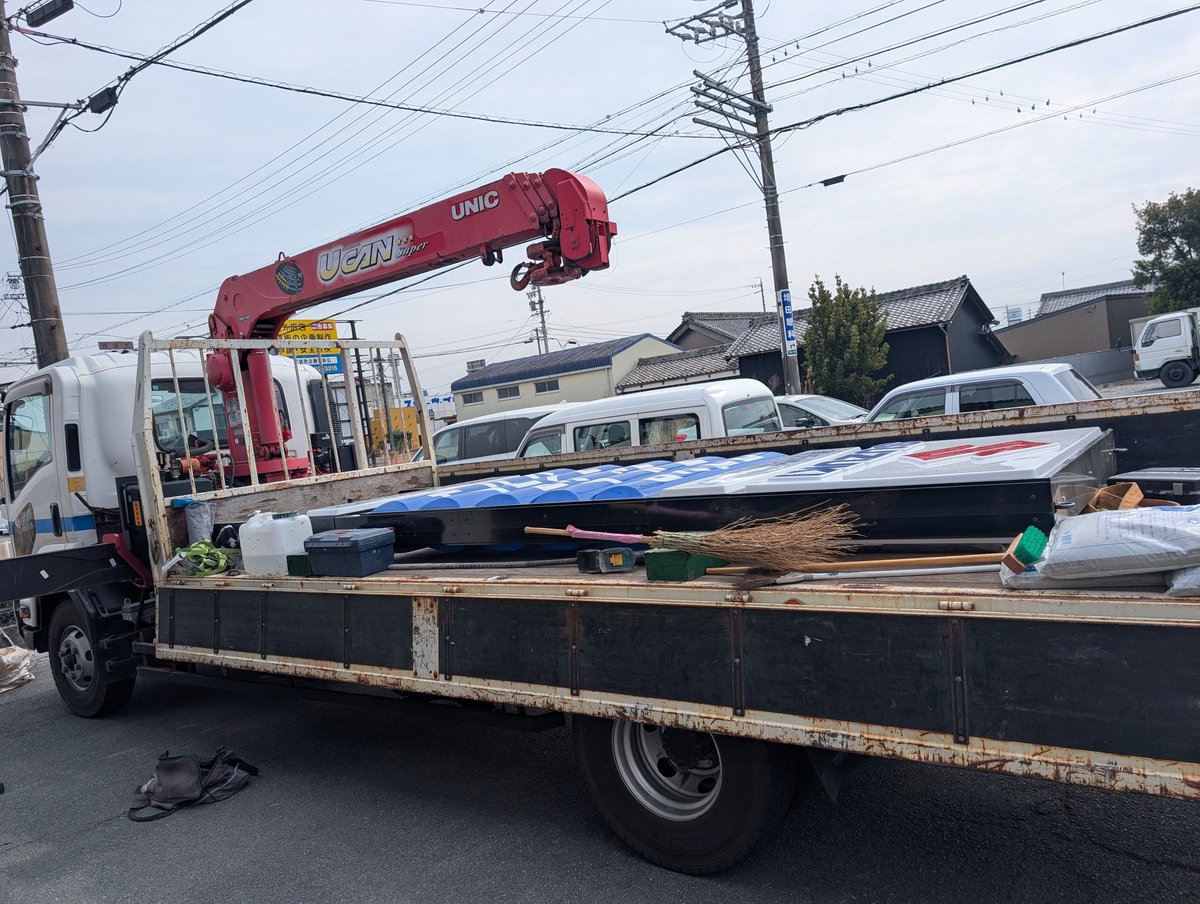 chihara_cs's tweet photo. 『SUZUKI』の看板を設置して頂きました。

看板の重みを感じながら日々過ごさせていただきます。

ありがとうございました！🧑‍🔧⤵️🧑‍💼⤵️ https://t.co/Azi9q6B1eH