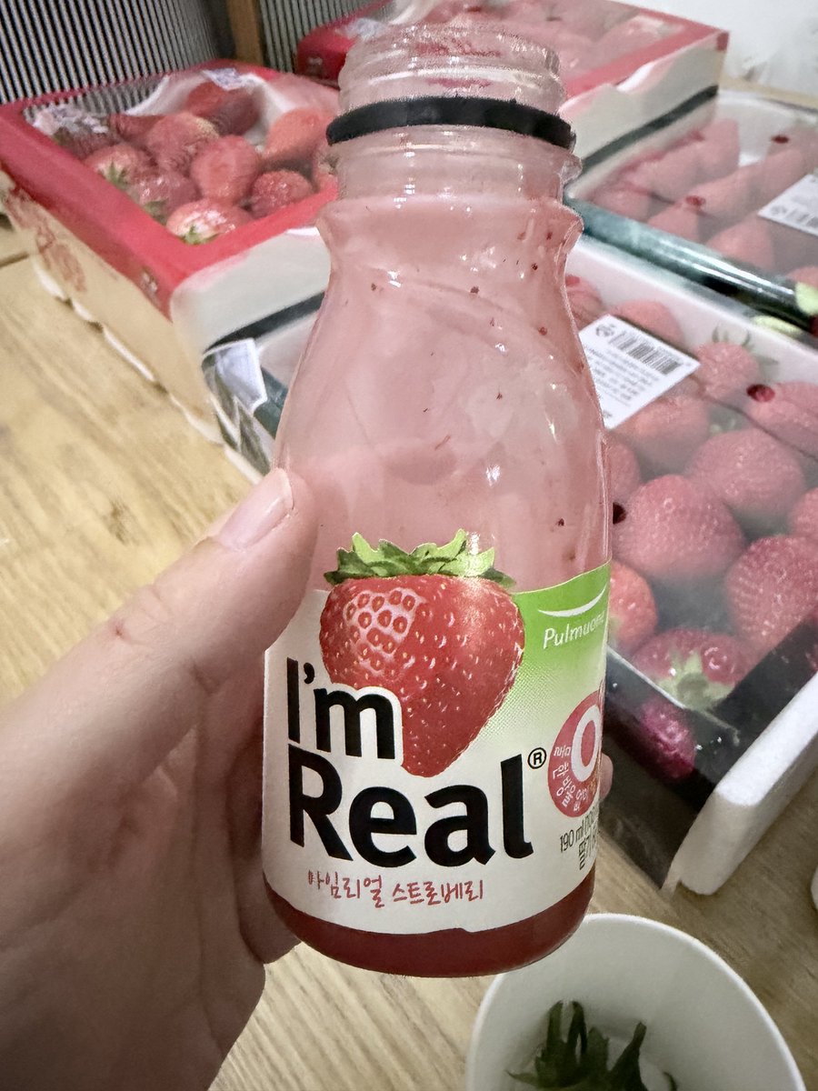chiariines's tweet photo. 我穿很普通的背心，牛仔襯衫，防風鋪棉外套，走路戴口罩，覺得風有點大就戴著帽子，在外面走十分鐘，目前可以，落地第一件事就是去買草莓🍓 

#阿瑞的30後人生連載 #seoul #korea #tripwithmom #learningandliving #spring #trip #한국 #여행 #여행스타그램 #너무좋다 https://t.co/V6b9z2P08e