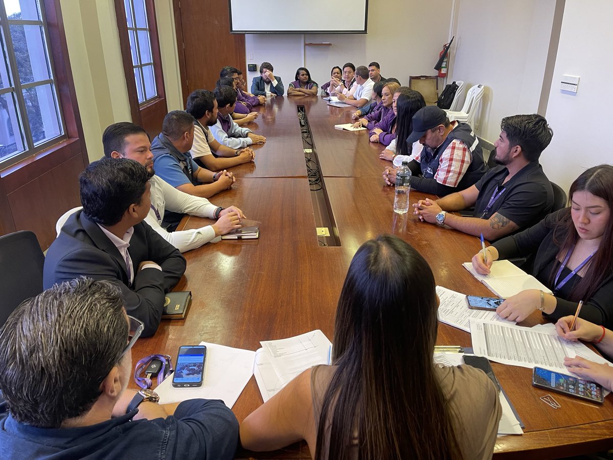 goberguayasec's tweet photo. La intendenta general de Policía del Guayas, Anunziatta Tinoco, reunió a los comisarios para reforzar directrices de control en establecimientos nocturnos, tiendas y licoreras.
La consigna es clara: verificar permisos, hacer cumplir la norma y fortalecer la seguridad ciudadana. https://t.co/gHoLw7CWDE