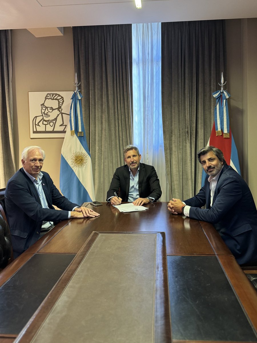frigeriorogelio's tweet photo. Más financiamiento para el que produce, más oportunidades para Entre Ríos

Con el presidente del @bice_arg, Maximiliano Voss, firmamos $4.000 millones más en créditos a valor producto con tasa bonificada para que nuestros productores inviertan, crezcan y generen empleo. Este nuevo cupo se suma a los más de $2.800 millones ya en ejecución.

En Entre Ríos dejamos atrás el Estado que ponía trabas: hoy hay un gobierno que abre puertas, acompaña al que produce, baja impuestos distorsivos y apuesta al desarrollo real.

Así se sale adelante: con más producción, más trabajo y reglas claras.