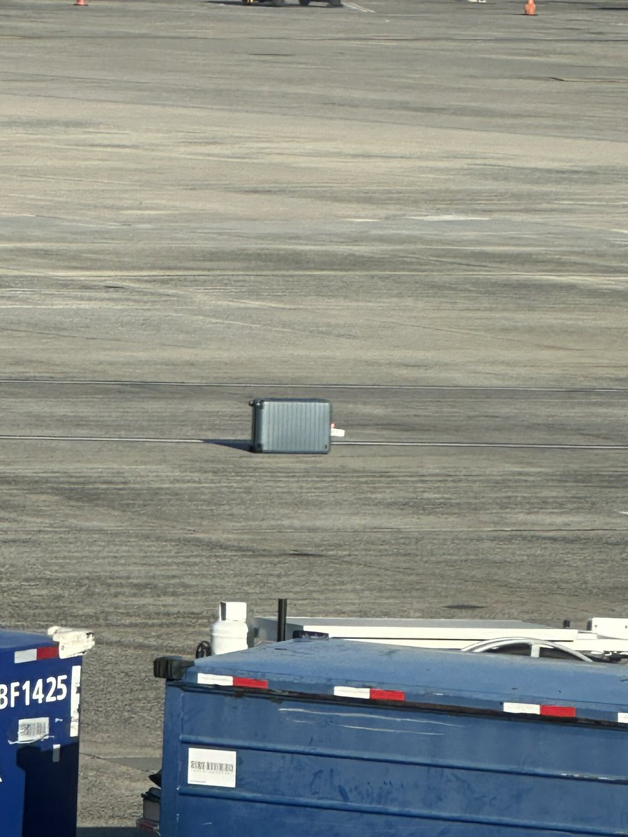 dudeitsjeremy's tweet image. @AmericanAir someone’s bag just sittin on the tarmac at Charlotte airport and everyone keeps driving by…what’s goin on here? 🤔
#lostluggage #missingluggage #americanair