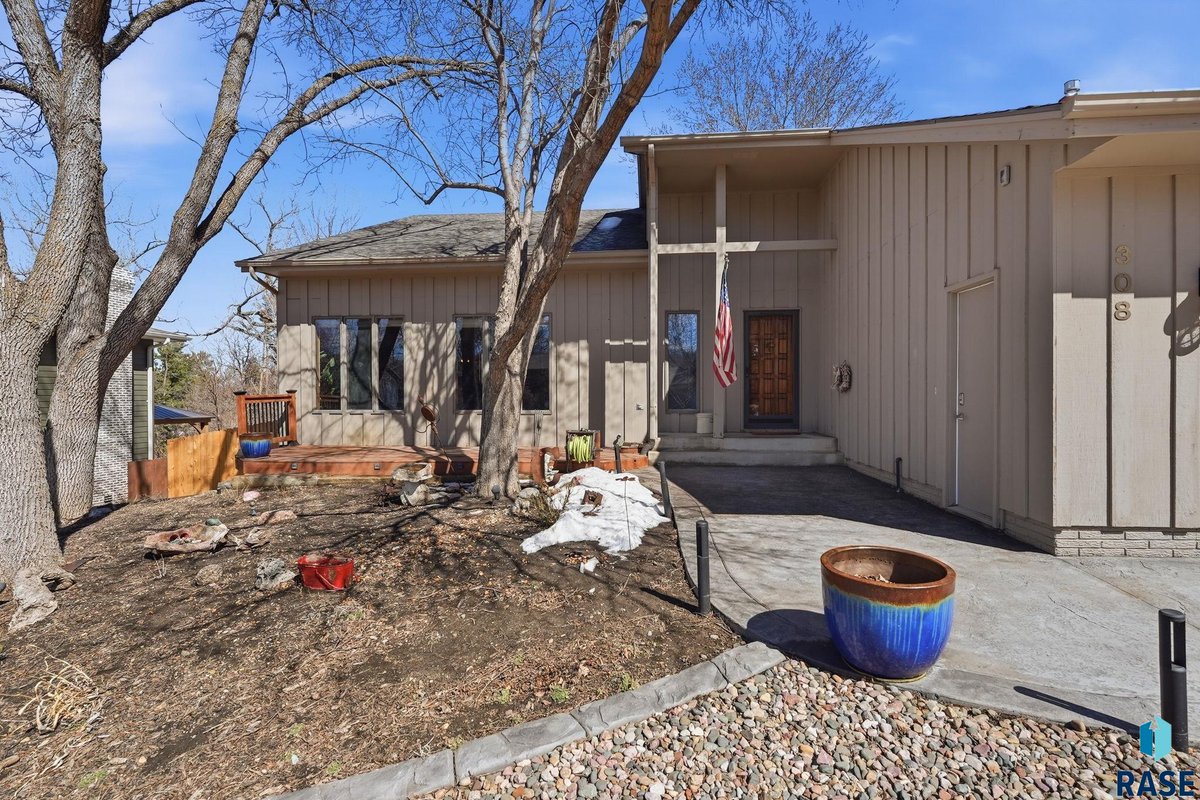 308 E Aspen Drive, Sioux Falls, SD, 57105
4 bed | 2.5 bath 3157 Sq. Ft.
Active | 560000
bit.ly/3NhEs3M
Located in the established Tomar neighborhood of Sioux Falls, 308 E Aspen Dr offers convenient living space on a 12,110 sq ft lot with mature trees, established...
