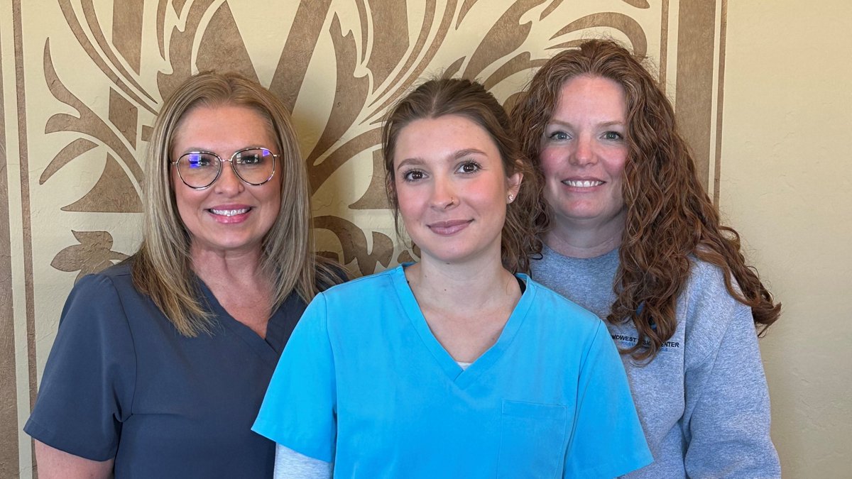 nJoyVision's tweet image. 👏🏻Big thanks to Dr. Melody Williams the Midwest Vision Center staff for welcoming nJoy Vision's Beverly Fox! She enjoyed discussing #LASIK, #PRK, #EVOICL &amp;amp; #LensReplacement vision correction options for their patients. #MidwestCityOK #nJoyVision