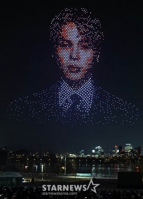 sportalkorea's tweet photo. 🌟260320 BTS Comeback Drone Light Show
📸 Photographed by 스타뉴스
#JIMIN #지민 #ジミン
#BTS #방탄소년단 #BTS_ARIRANG
#BTS_SWIM #KEEPSWIMMING https://t.co/yD7CZRggbw