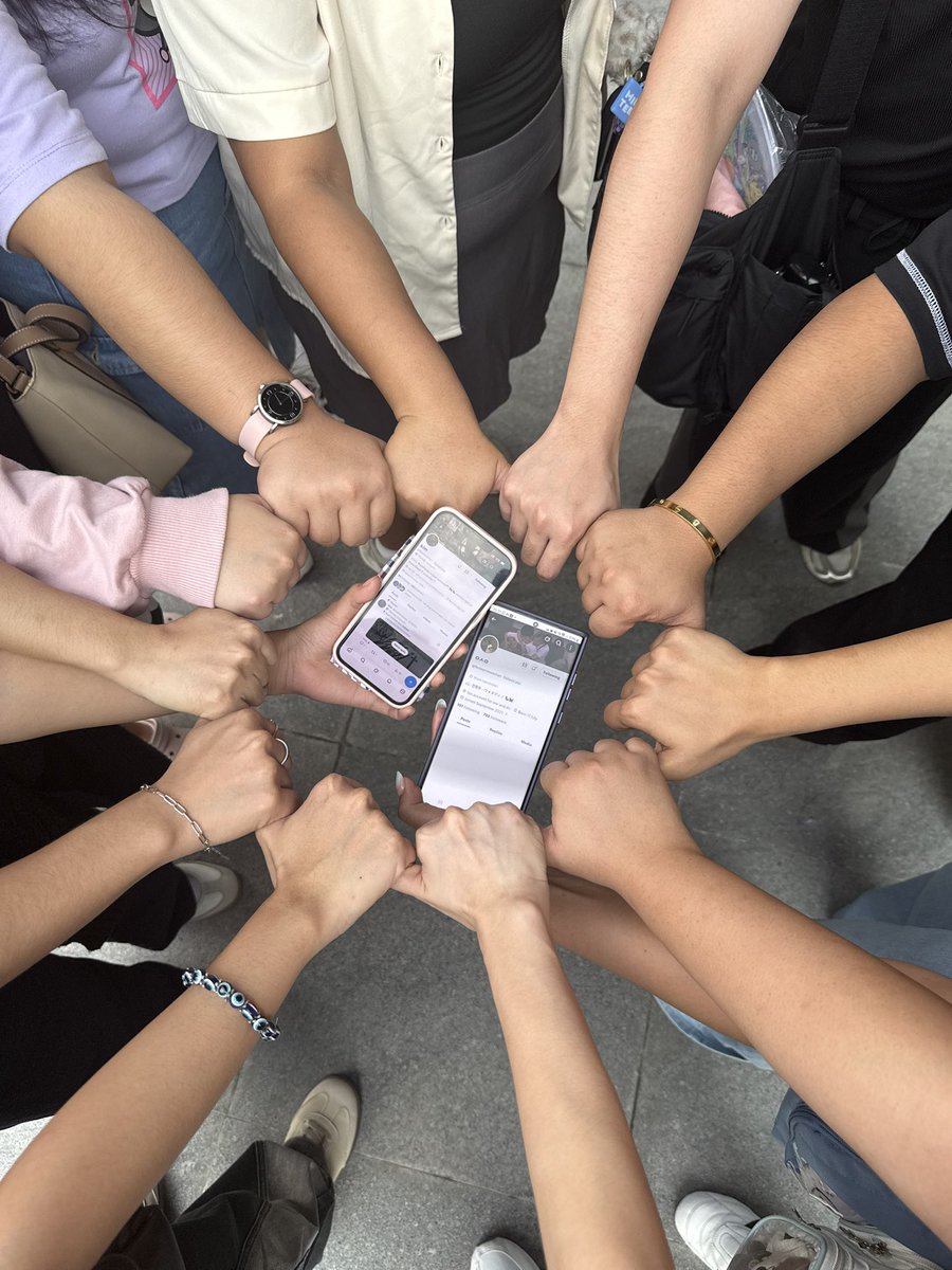 lins¨̮ tweet media