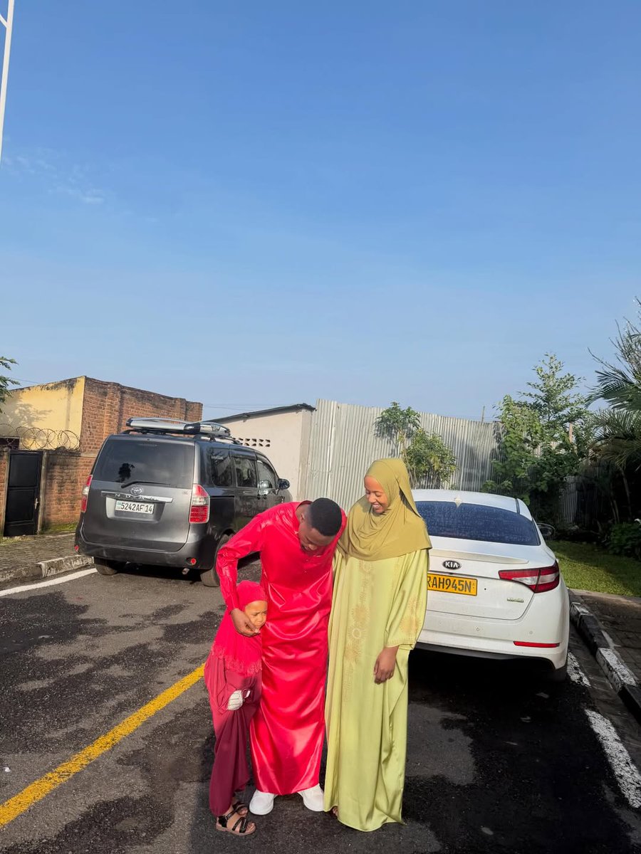 gladiator_1st's tweet image. 🔴 | Kapiteni w’ikipe y’Igihugu ,Amavubi, Bizimana Djihad arikumwe n'umugore we Isimbi Dalida n'abana babo, yifatanyije n’Abayisilamu  bagenzi be bo mu Karere ka Rubavu mu isengesho risoza ukwezi Gutagatifu kwa #Ramadhan