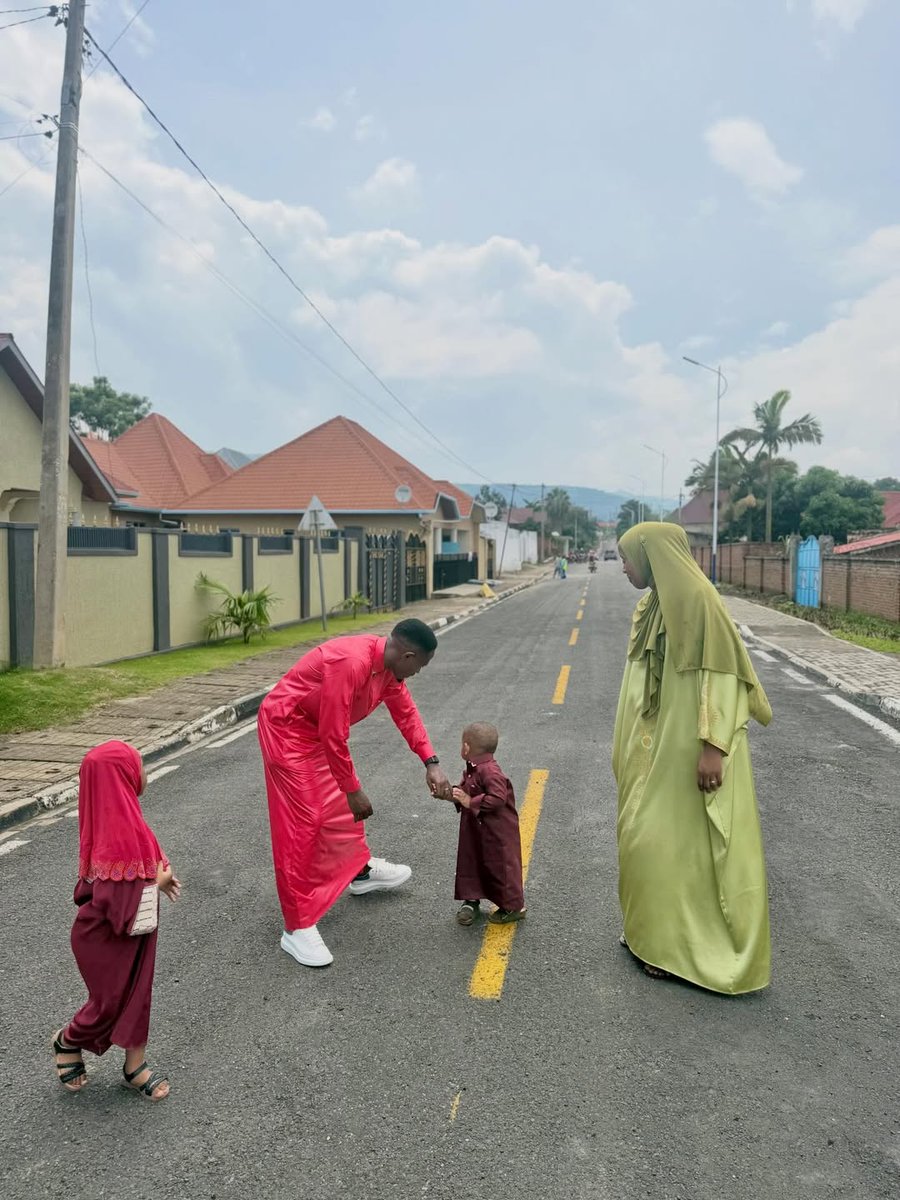 gladiator_1st's tweet image. 🔴 | Kapiteni w’ikipe y’Igihugu ,Amavubi, Bizimana Djihad arikumwe n'umugore we Isimbi Dalida n'abana babo, yifatanyije n’Abayisilamu  bagenzi be bo mu Karere ka Rubavu mu isengesho risoza ukwezi Gutagatifu kwa #Ramadhan