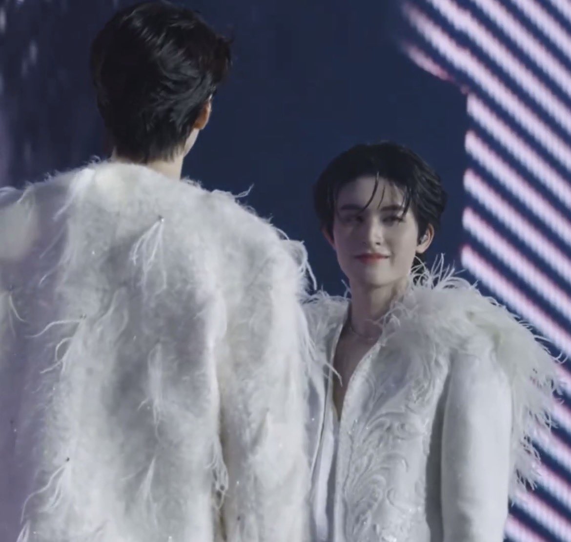 เกลียดสายตาเอเออ่ะ สายตาเคะหัวแถวมาก ตัวแม่ตัวมัม 555555555555 สายตาผู้ชนะ