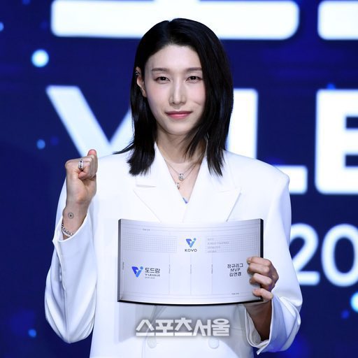 yakimukja's tweet photo. 김연경언니
본인이 주인공인 행사는 한껏꾸꾸로 밝은슈트 입고 좀 더 점잖게 참석하는 행사는 심플한 블랙슈트 입는거 ㄱㅇㅇ https://t.co/HzYYL3dr98