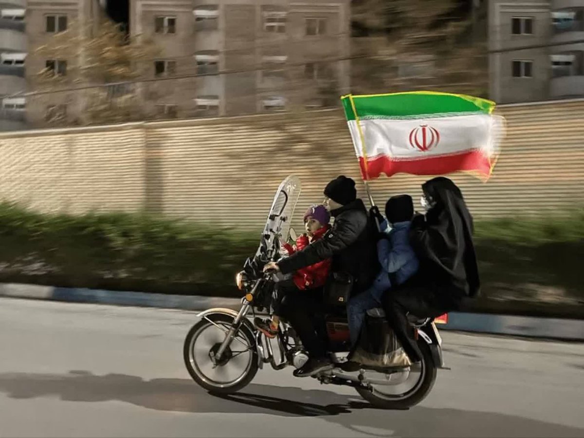 اگر کسی از شما خواست ایران را در یک تصویر به او معرفی کنید این عکس را نشانش دهید.🇮🇷
#تا_پای_جان_برای_ایران 
#لبیک_یا_خامنه_ای 
#حماسه_آفرینان