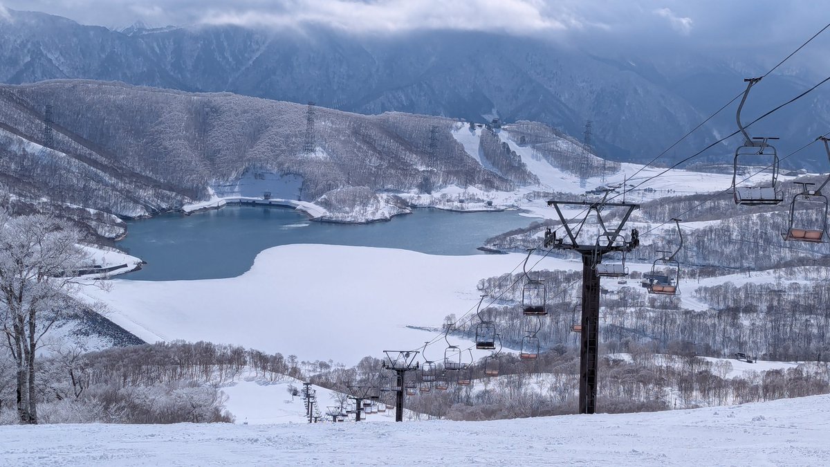 takoboo64's tweet photo. かぐらにシーズンイン以来ぶりに滑りに🏂
三連休サンライズ営業で7時半からゴンドラ動いてた
下界は大分雪解け進んでるけど、さすがかぐら、田代湖まだ半分凍ってるし、霧氷見られるし。日が照ってきたら落ちてなくなり、時間限定の綺麗さと儚さがあった
55周年祝の時間限定カレー500円🤤
皆並んでた https://t.co/nMRMc6w8yQ